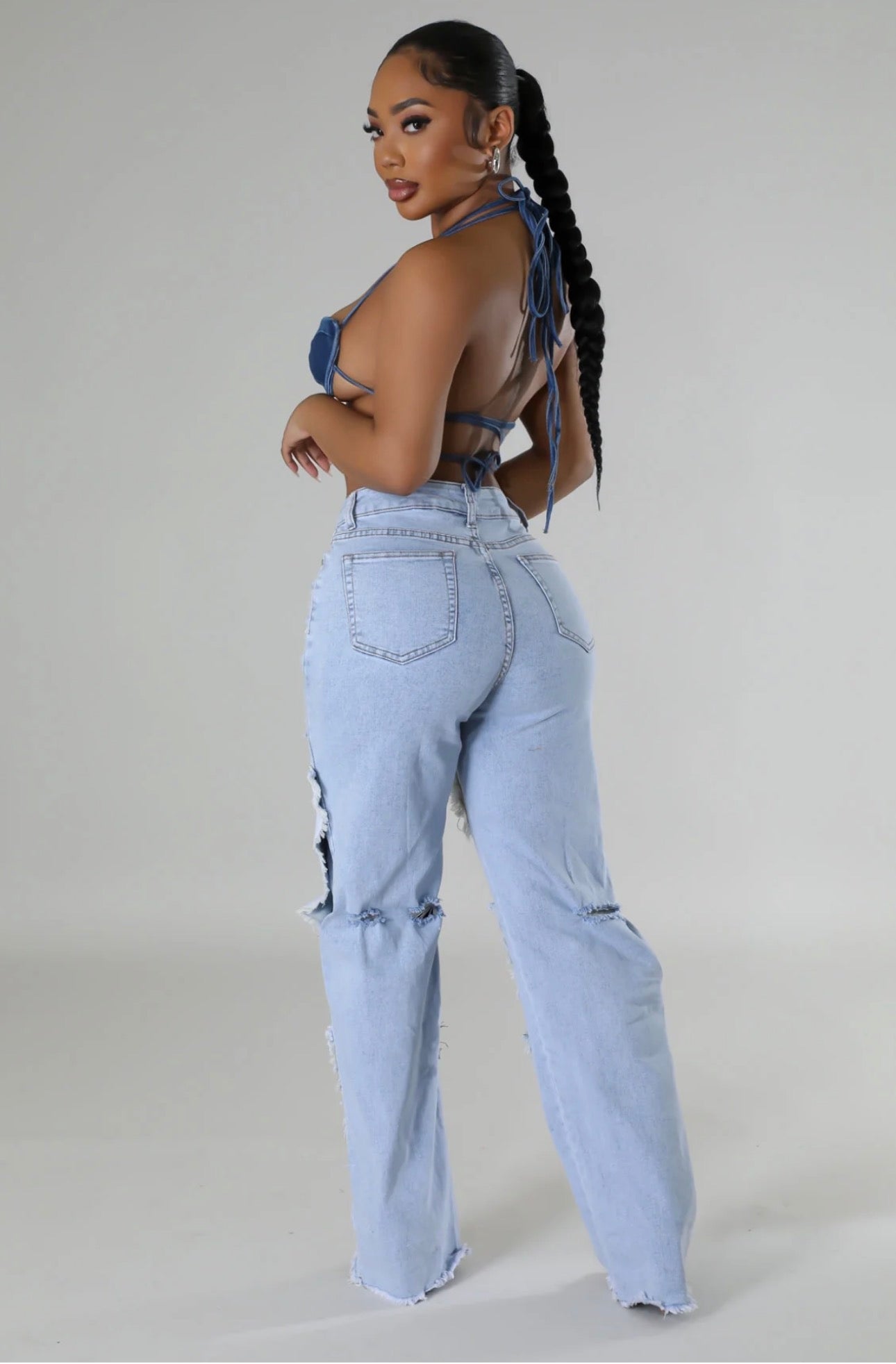 PATCH DETAIL DISTRESSED JEANS