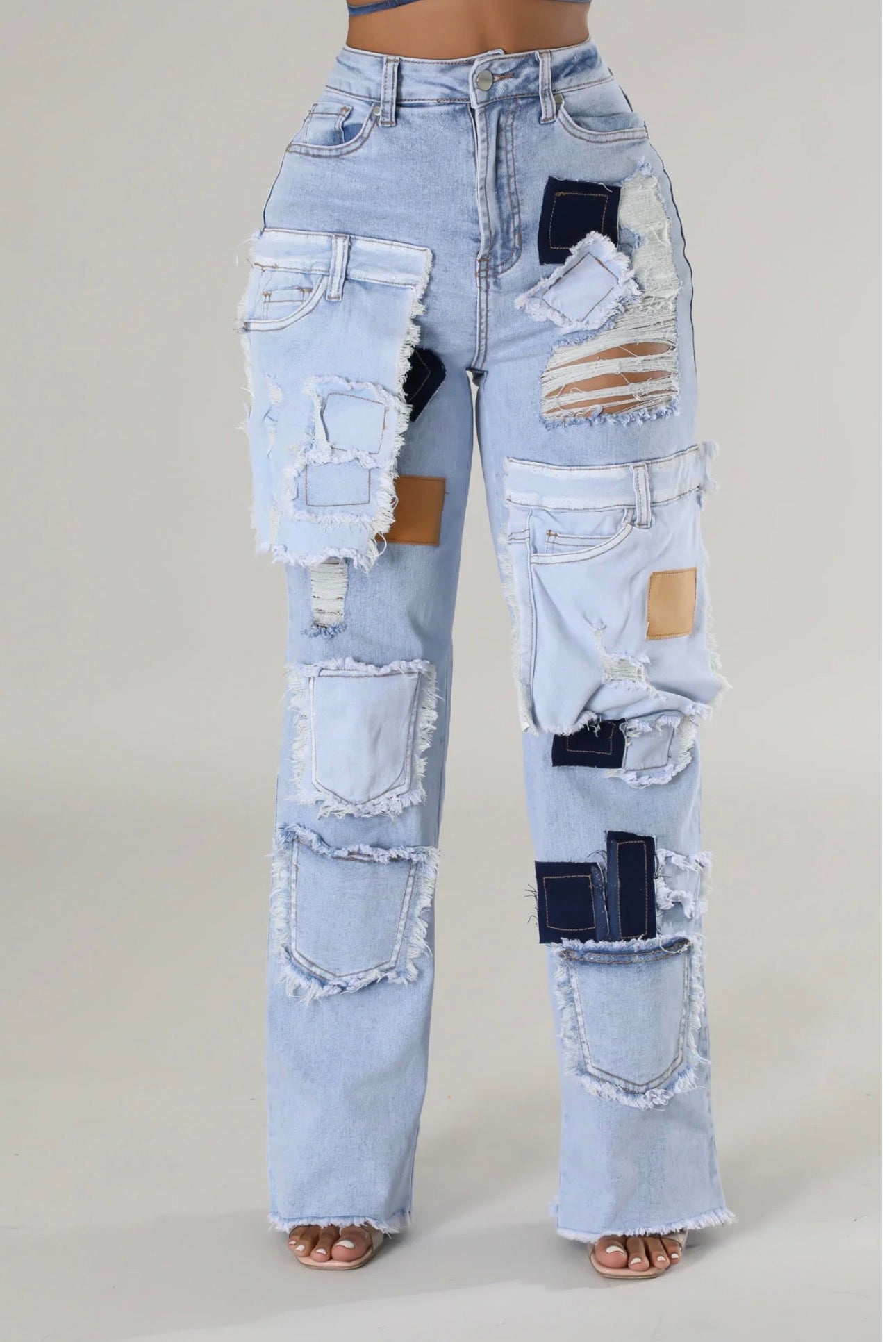 PATCH DETAIL DISTRESSED JEANS